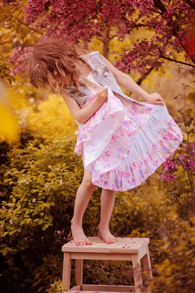 Child girl in spring garden — Stock Photo, Image