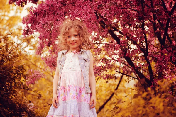 Child girl in spring garden — Stock Photo, Image