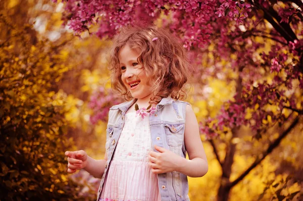 Dítě dívka v jarní zahradě — Stock fotografie