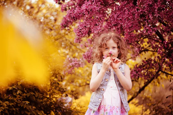 Child girl in spring garden — Stock Photo, Image