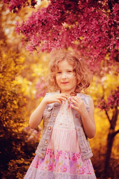 Dítě dívka v jarní zahradě — Stock fotografie