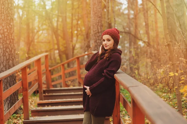 Feliz hermosa mujer embarazada — Foto de Stock