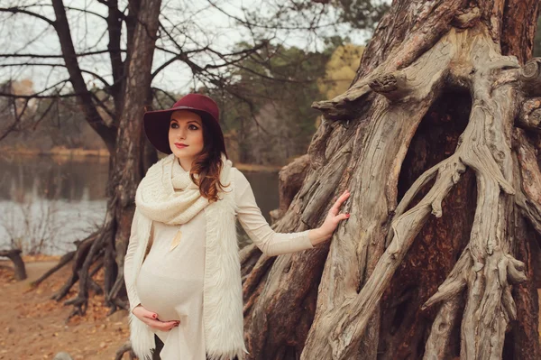 Feliz hermosa mujer embarazada —  Fotos de Stock