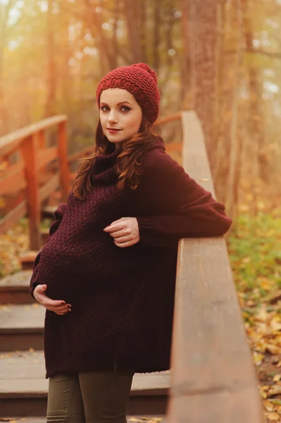 Beautiful pregnant woman in cozy warm outfit walking in autumn forest — Stock Photo, Image