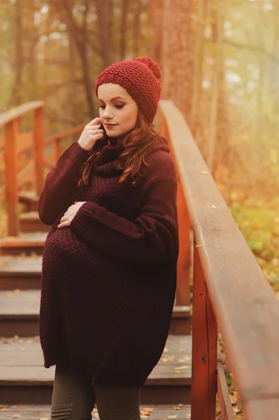 Beautiful pregnant woman in cozy warm outfit walking in autumn forest — 图库照片