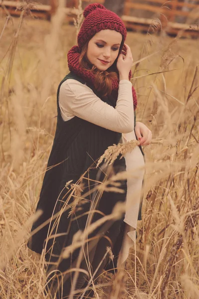 Happy beautiful pregnant woman on cozy outdoor walk — ストック写真