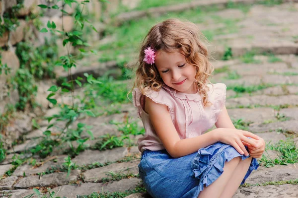 Niña feliz en el paseo por la ciudad vieja en la pared de piedra, viajando en vacaciones de verano en Eslovenia — Foto de Stock