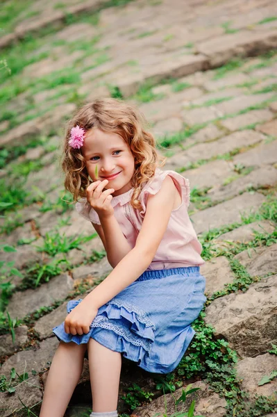 Felice bambina sulla passeggiata nella città vecchia a muro di pietra, viaggiando in vacanza estiva in Slovenia — Foto Stock