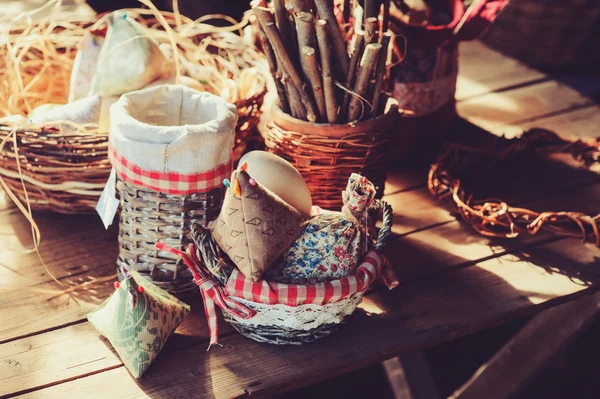 Handgemachte Osterdekoration auf Holztisch im gemütlichen Landhaus, vintage getönt, selektiver Fokus — Stockfoto