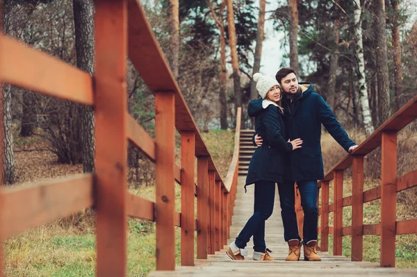 Amando jovem casal feliz juntos ao ar livre em acolhedor passeio quente na floresta — Fotografia de Stock