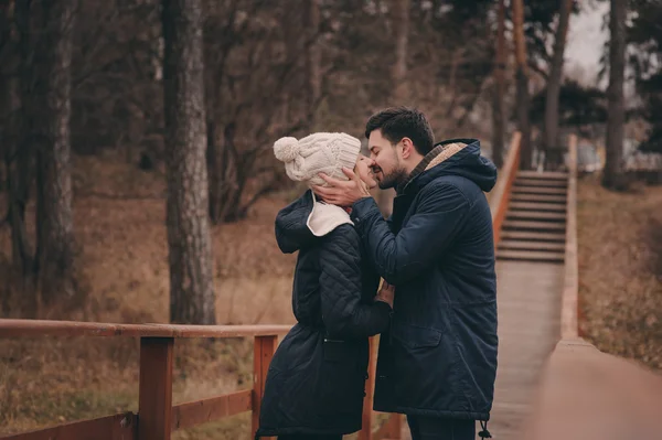 Amando jovem casal feliz juntos ao ar livre em acolhedor passeio quente na floresta — Fotografia de Stock