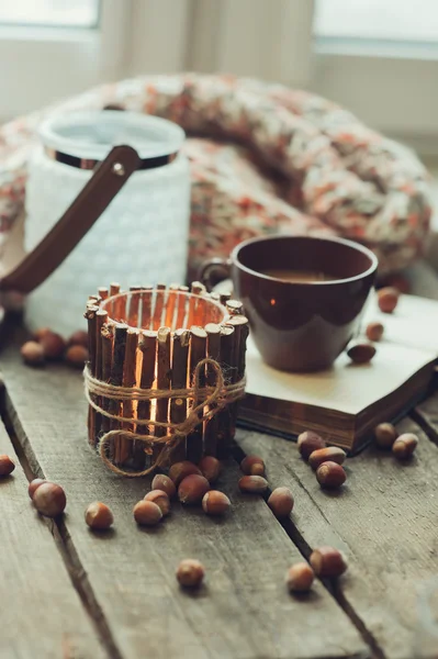 Затишний ранок вдома з дерев'яним свічником ручної роботи та кавою, вибірковий фокус, вінтажний тонований — стокове фото