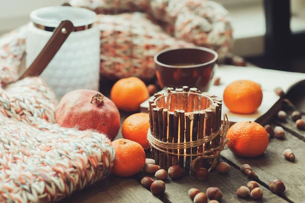 Aconchegante manhã de inverno em casa com frutas, nozes e vidro moderno, foco seletivo, vintage tonificado — Fotografia de Stock