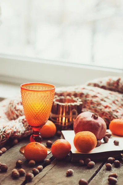 Accogliente mattina d'inverno a casa con frutta, noci e vetro moderno, focus selettivo, vintage tonica — Foto Stock