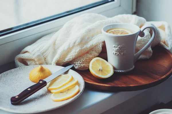 Teh dengan irisan lemon di piring kayu, nada antik, pagi yang nyaman di rumah — Stok Foto