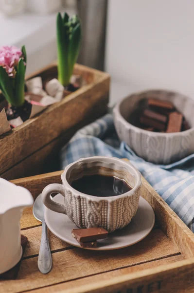 Kaffe, mjölk och choklad på trä bricka. — Stockfoto