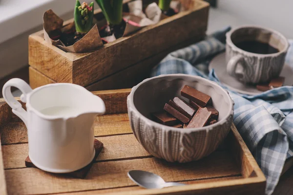 Kawy, mleka i czekolady na drewnianej tacy. — Zdjęcie stockowe