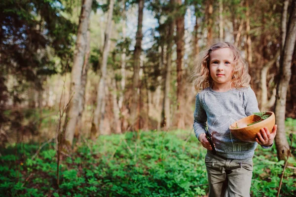 Bambina esplorando la natura nella foresta all'inizio della primavera. I bambini imparano ad amare la natura. Insegnare ai bambini a cambiare stagione . — Foto Stock