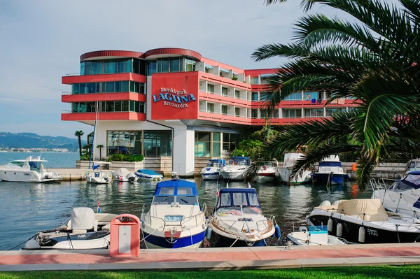 Piran, Slovenia - September 12, 2015: Laguna Bernandin Hotel view in summer — 스톡 사진