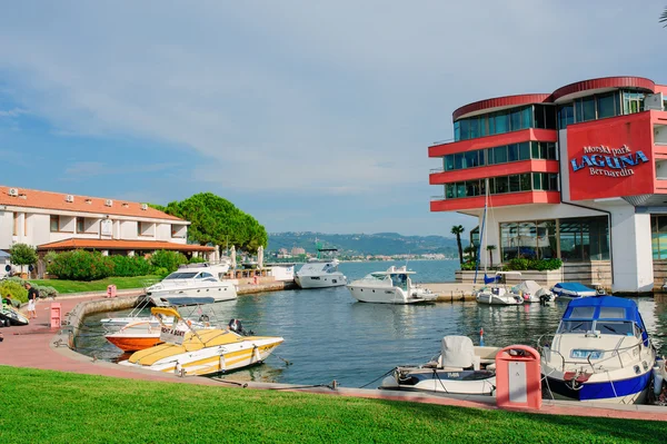 Piran, Eslovênia - 12 de setembro de 2015: Laguna Bernandin Hotel vista no verão — Fotografia de Stock