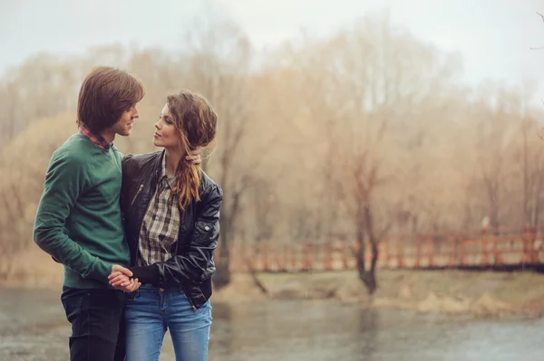 Coppia amorevole felice insieme all'aperto sulla passeggiata piovosa sul lato della campagna, umore accogliente — Foto Stock