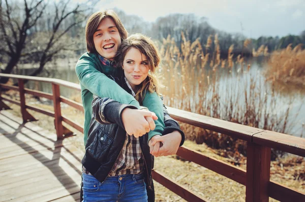 Coppia amorevole felice insieme all'aperto sulla passeggiata piovosa sul lato della campagna, umore accogliente — Foto Stock