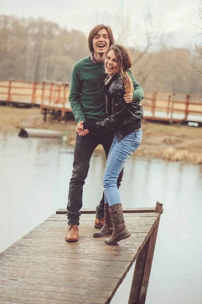 Любящая пара счастливы вместе на открытом воздухе на дождливой прогулке по сельской местности, уютное настроение — стоковое фото