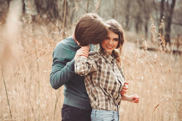 Giovane coppia felice amorevole passeggiando sul campo di campagna, umore accogliente, scena rurale — Foto Stock