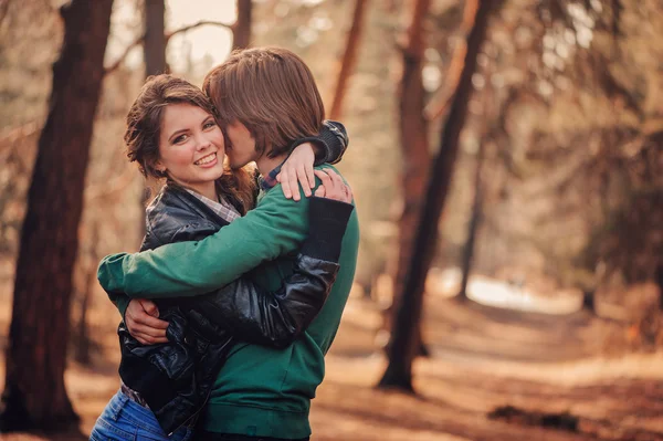 Feliz pareja amorosa pasar tomo juntos en el bosque. Joven novio y novia abraza al aire libre . — Foto de Stock