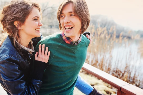 Unga lyckliga älskande par spendera tid tillsammans utomhus på våren land promenad. Pojkvän och flickvän kramar och skratt. Livsstil capture. — Stockfoto