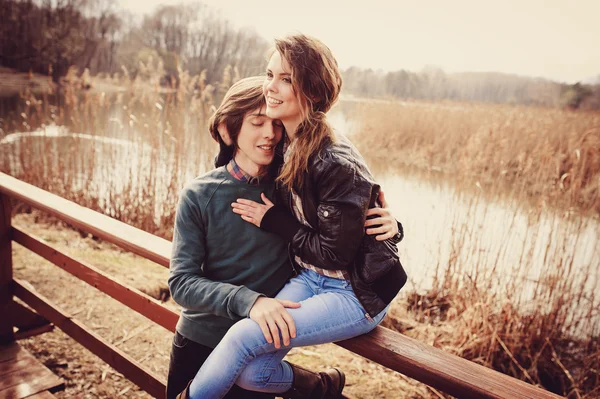 Jovem casal feliz amoroso passar tempo juntos ao ar livre na primavera passeio país. Namorado e namorada abraços e rir. Captura de estilo de vida . — Fotografia de Stock