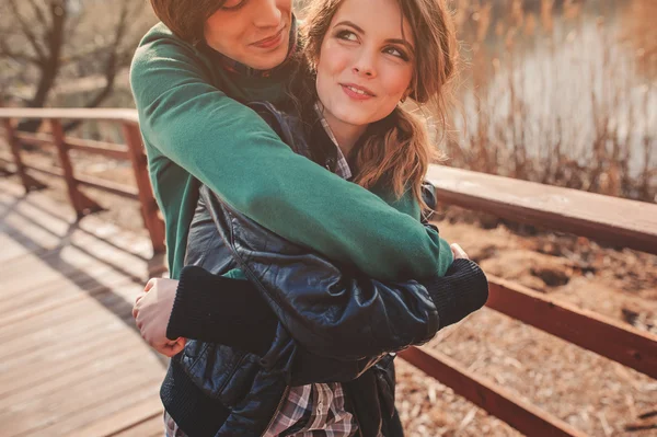 Giovane coppia amorevole abbraccia all'aperto all'inizio della primavera. Una famiglia che passa del tempo insieme. Accogliente scena rurale . — Foto Stock