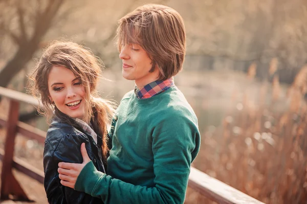 Молода щаслива закохана пара проводить час разом на свіжому повітрі на весняній сільській прогулянці. Хлопець і дівчина обіймаються і сміються. Захоплення стилю життя . — стокове фото