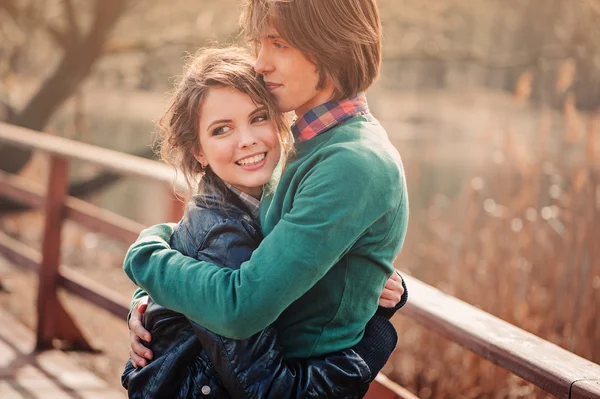 Giovane coppia felice amorevole trascorrere del tempo insieme all'aperto in primavera campagna a piedi. Fidanzato e fidanzata si abbracciano e ridono. Cattura stile di vita . — Foto Stock