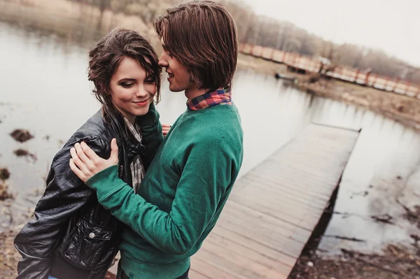 Genç mutlu sevgi dolu çift birlikte vakit açık bahar ülke yürüyüşte. Erkek ve kız arkadaşı hugs ve gülmek. Yaşam tarzı yakalama. — Stok fotoğraf
