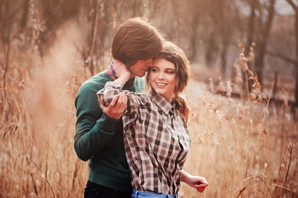 Feliz casal amoroso andando ao ar livre no campo de campo. Humor acolhedor, cena rural . — Fotografia de Stock