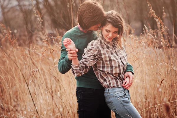 Felice coppia amorevole a piedi all'aperto sul campo di campagna. Accogliente umore, scena rurale . — Foto Stock