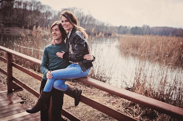 Casal amoroso ao ar livre na natureza — Fotografia de Stock