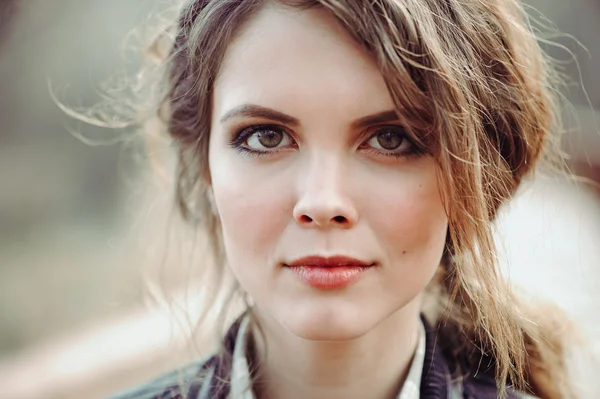 Outdoor portrait of adorable young woman in leather jacket and plaid skirt. Soft warm toned, cozy mood. — Stock Photo, Image