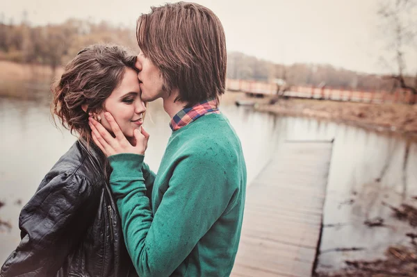 Felice giovane coppia amorevole a piedi all'aperto all'inizio della primavera. Attività all'aperto. San Valentino sulla campagna . — Foto Stock