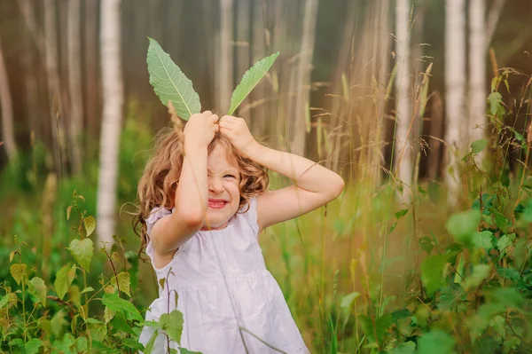 儿童女孩玩离开在夏天与白桦树的森林。与孩子的自然探索。农村的户外活动. — 图库照片