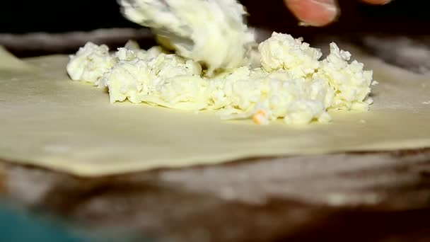 Ripieno di formaggio di cottura su pasta — Video Stock