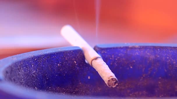 Zigarette, die Rauch ausstößt — Stockvideo