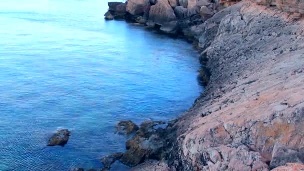 Море у подножия скалы — стоковое видео