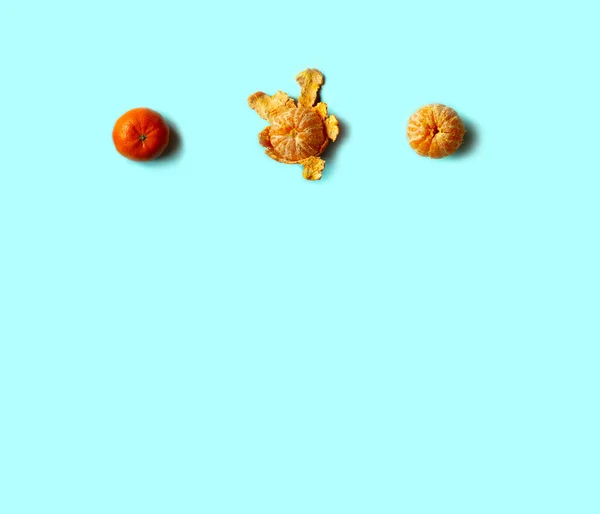 Mandarini su sfondo azzurro. Posa piatta, vista dall'alto. — Foto Stock