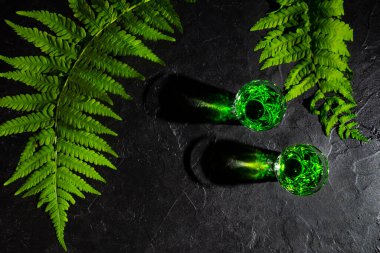 Sert alkol. Absinthe ile shot bardakları. Karanlık taş arkaplan