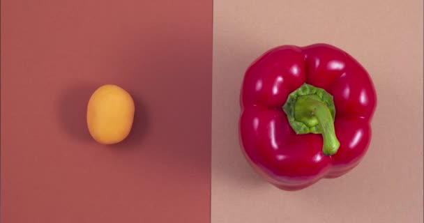 Pillole di integratori naturali o multivitaminici cambiati con diverse verdure e frutta Stop motion — Video Stock