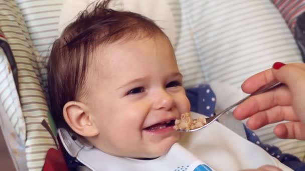 Mães Mão dando comida para sua filha bebê e ela não gosta — Vídeo de Stock