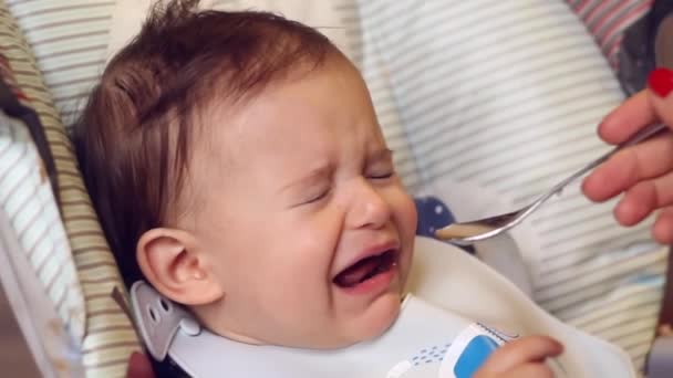 Pequeno bebê está chorando e não vai comer ou tomar medicação — Vídeo de Stock