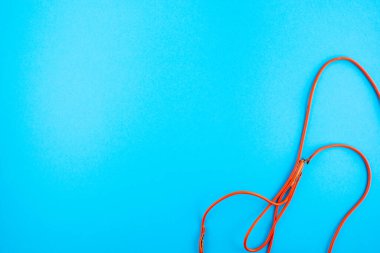 Mavi arka planda yanmış elektrik teli. Boşluğu kopyala